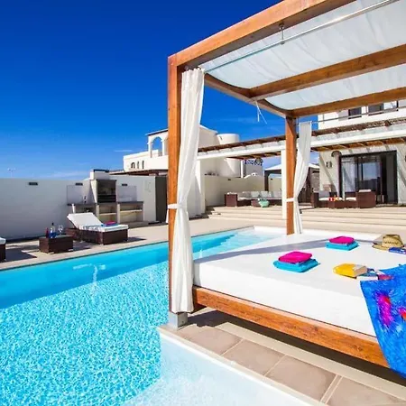 Playa Blanca Sleeps 6 Pool Air Con Wifi Villa