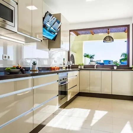 Playa Blanca Sleeps 6 Pool Air Con Wifi